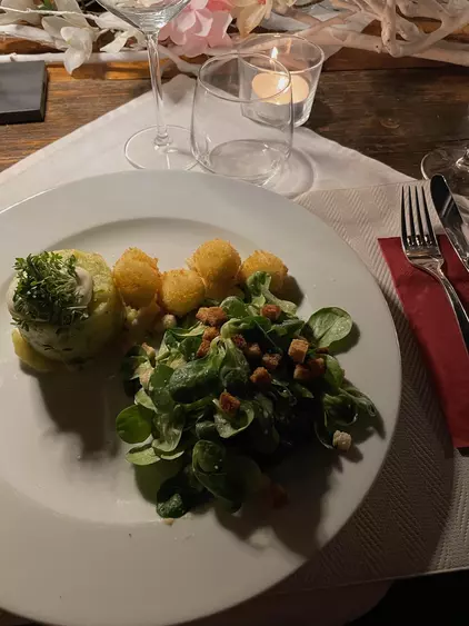 Starter: lamb's lettuce with mustard dressing, warm mashed potatoes and fried mini mozzarella